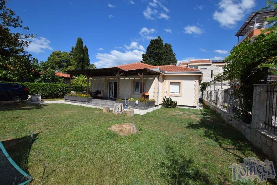 Одноэтажный дом в Селяново, Тиват, 20 шагов до моря